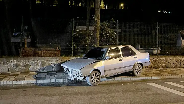 Mezarlık duvarına çarptı