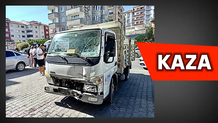 Motosiklet ile kamyonet çarpıştı