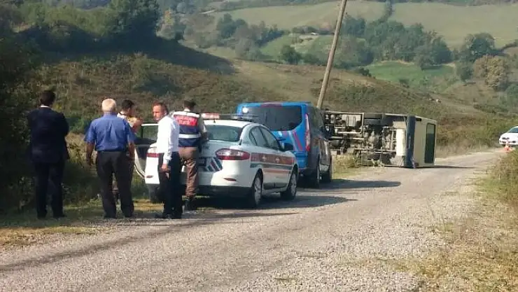Öğrenci servisi direğe çarpıp devrildi