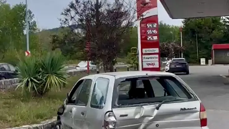 Önündeki arabaya çarptı