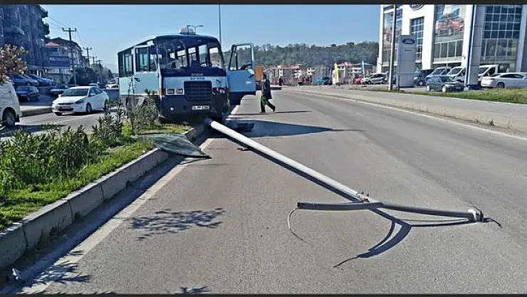 Orta refüje çıkıp elektrik direğine çarptı