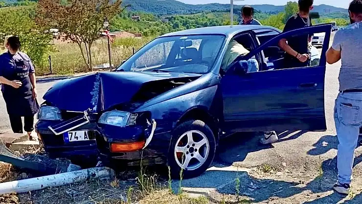 Otomobil aydınlatma direğine çarptı