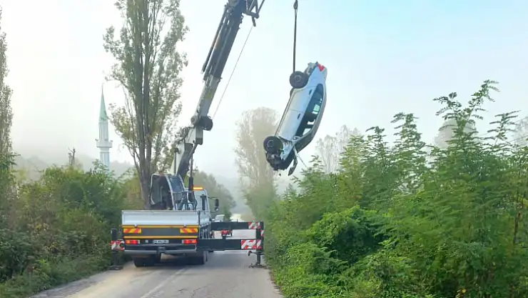 Otomobil boş araziye uçtu