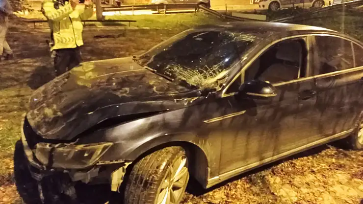 Otomobil çocuk parkına girdi