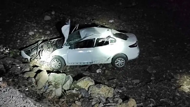 Otomobil dere yatağına yuvarlandı