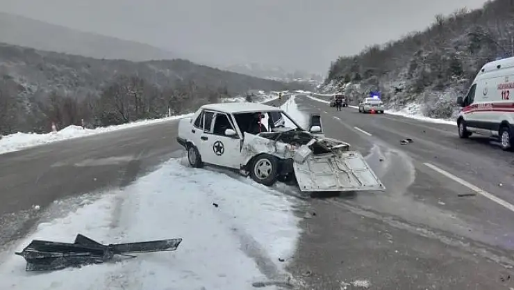 Otomobil ile çarpışan minibüs şarampole devrildi