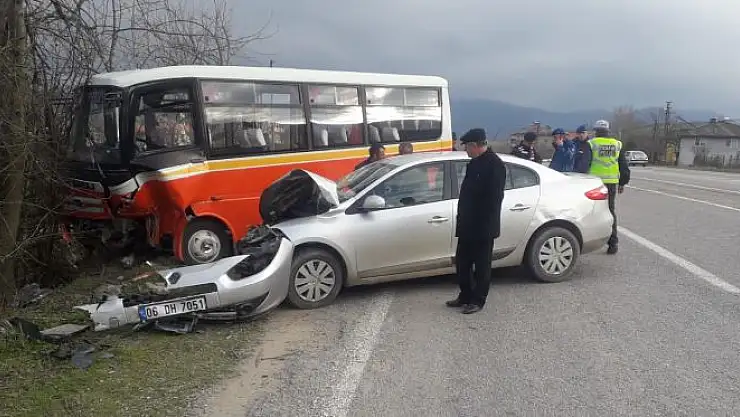 Otomobil ile Minibüs çarpıştı!