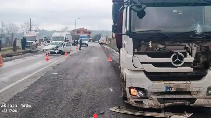 Otomobil ile Tır çarpıştı
