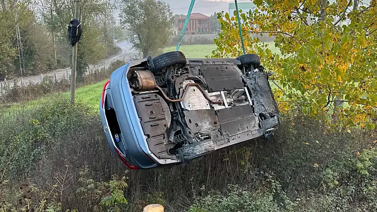 Otomobil şarampole devrildi