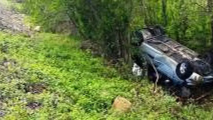 Otomobil Şarampole Yuvarlandı: 2 Yaralı