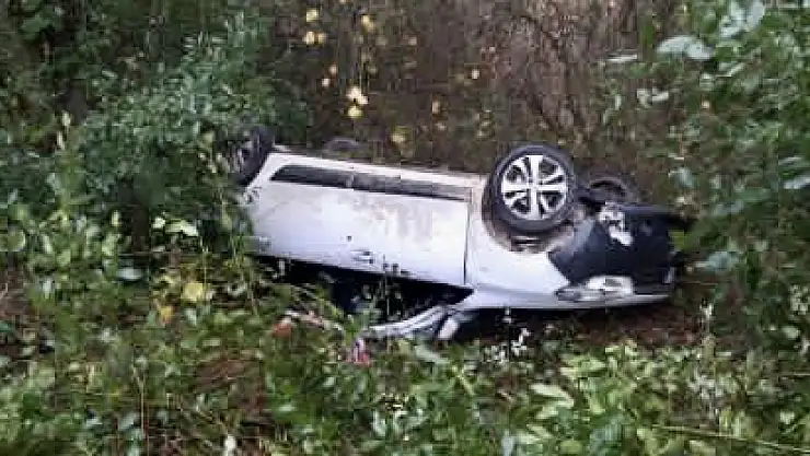 Otomobil şarampole yuvarlandı