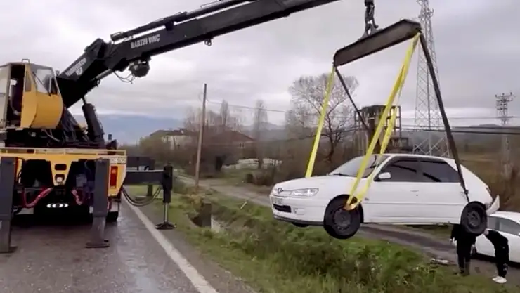 Otomobil su kanalına düştü