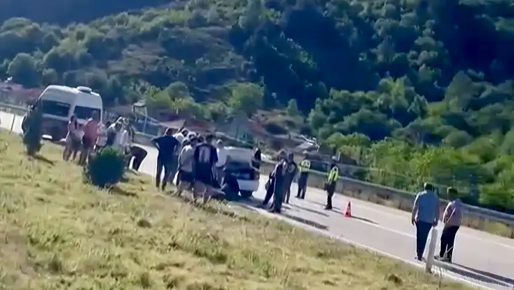 Otomobilin çarptığı motosikletli yola savruldu