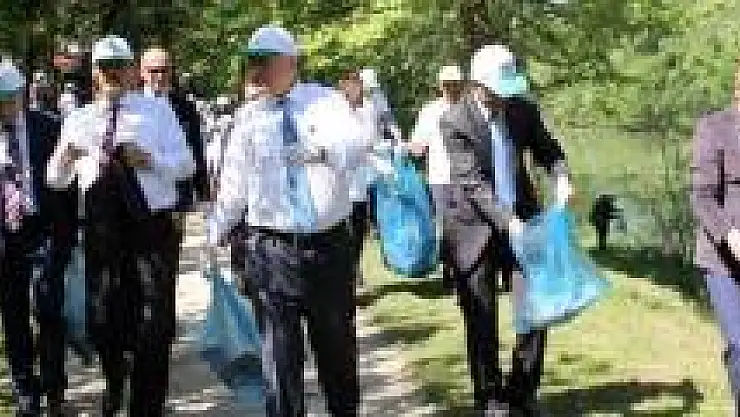 Protokol ile vatandaşlar el ele çöp topladı