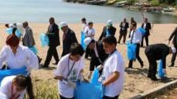 Sahilde temizlik yaptılar