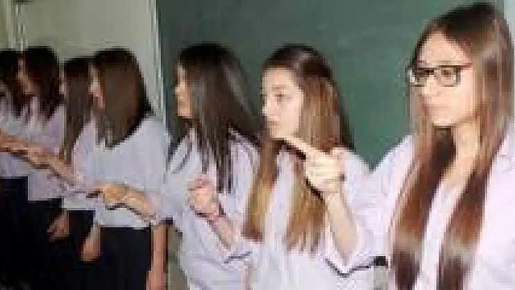 Şarkıları işaret diliyle söylediler