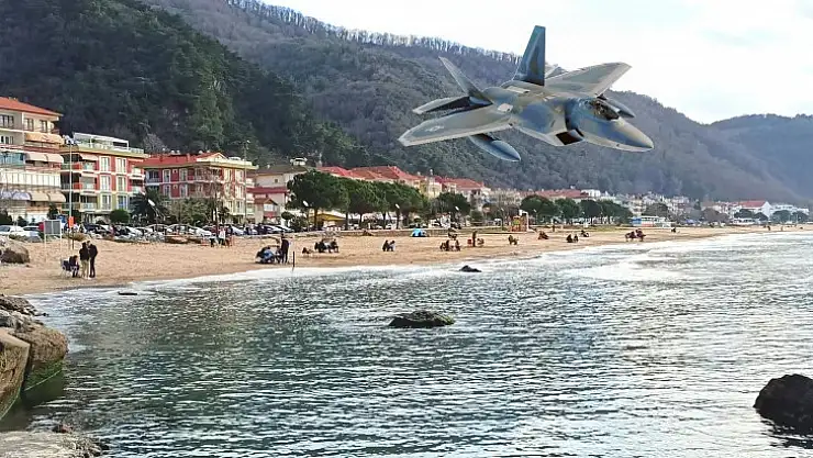 Savaş uçaklarının gölgesinde güneş keyfi