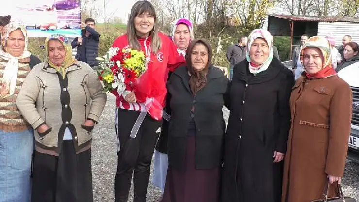 Şennur Demir'e davullu zurnalı karşılama