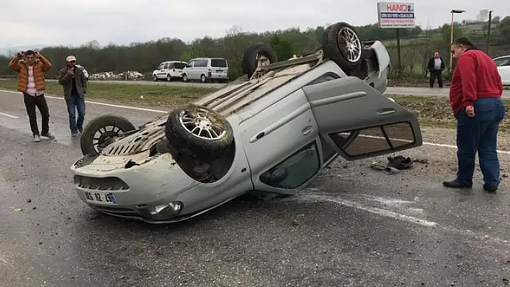 Takla atan otomobil yol ortasında ters döndü