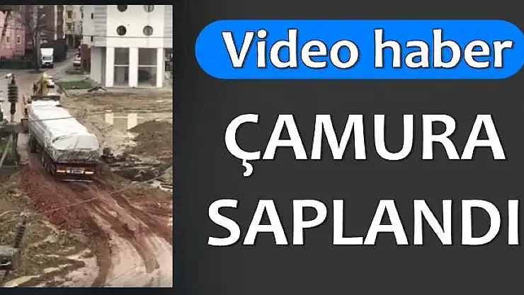 Tır çamura saplandı