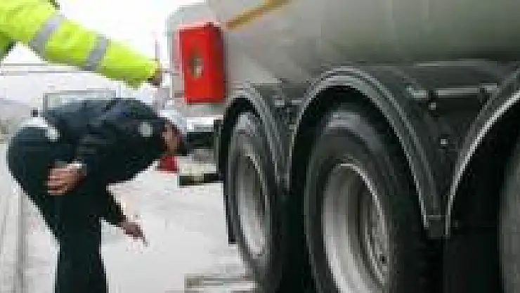 Trafik ekipleri kış lastiği uygulaması yaptı