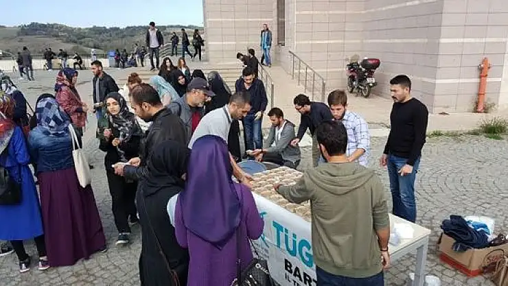 TÜGVA'dan öğrencilere aşure ikramı