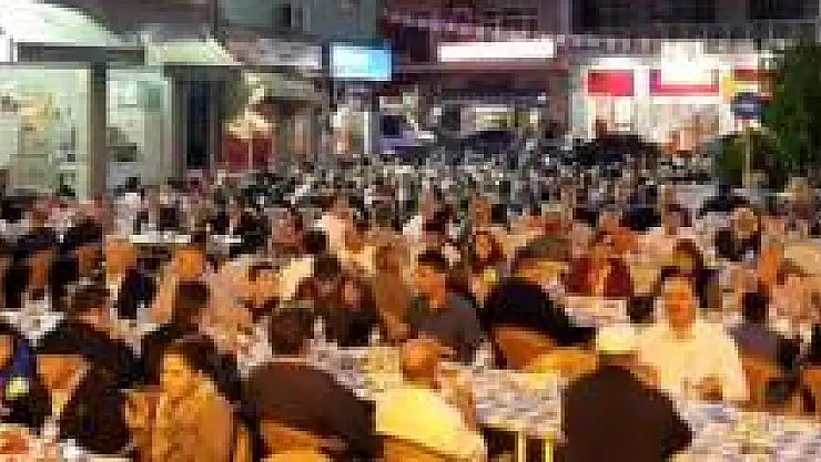 Uluslular Belediyenin halk iftarında buluştu