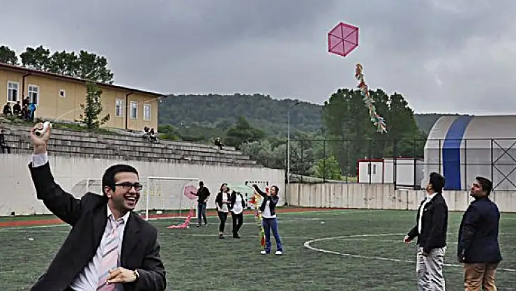 Üniversiteli Olup Uçurtma Uçurdular