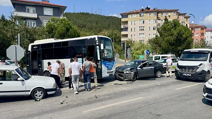 Valilik konut kavşağında zincirleme kaza