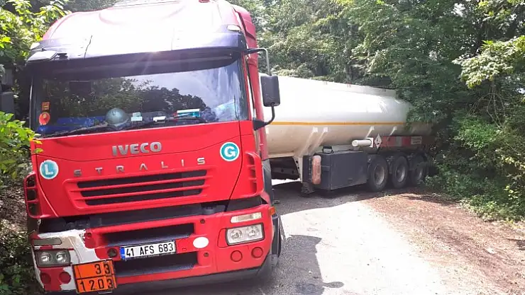 Yanlış yola giren TIR mahsur kaldı