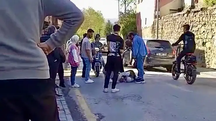 Yaşlı kadına motosiklet çarptı