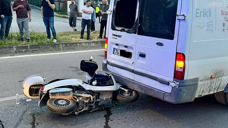 Yaya Geçidinde Duran Araca Çarptı