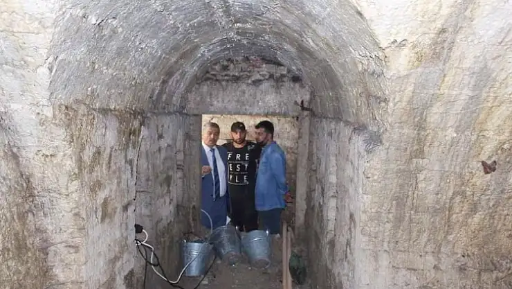 Yıkılan konağın altından mahzen çıktı