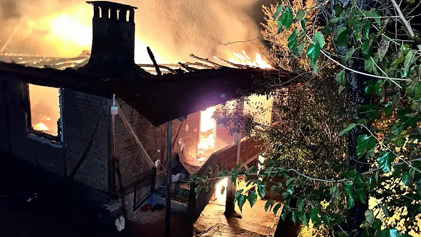 Alevler evi komple sardı