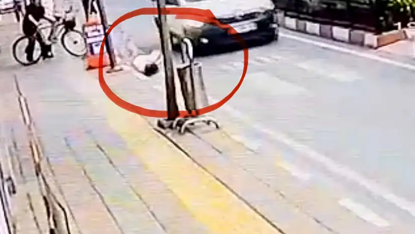 Küçük çocuğa araba çarptı