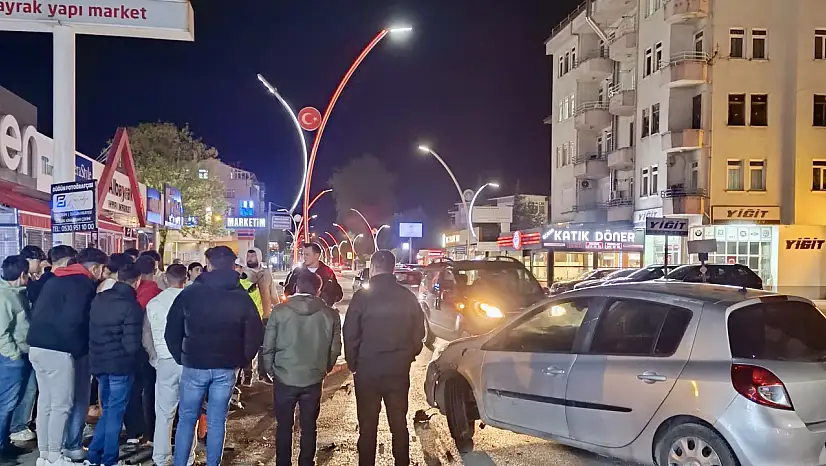 Bulvarda Motosiklet ile otomobil çarpıştı