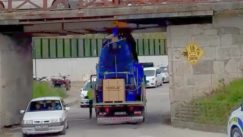 Kamyon köprüye takıldı, trafik kilitlendi