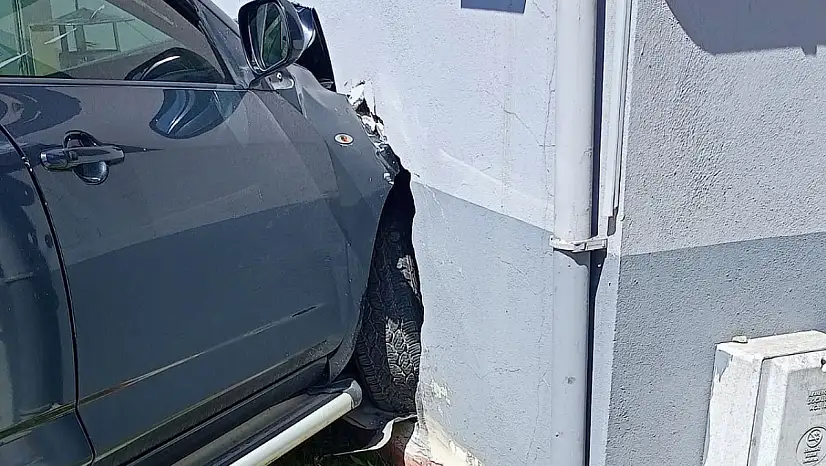 Kontrolden çıktı, duvarı deldi
