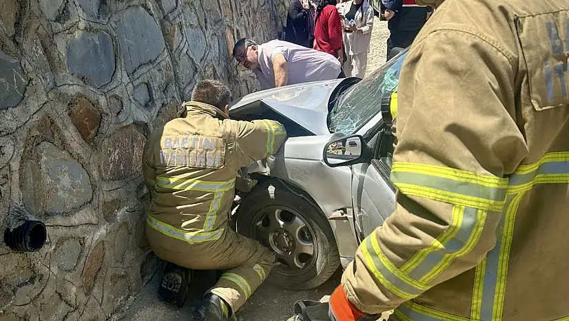 Otomobil duvara çarptı