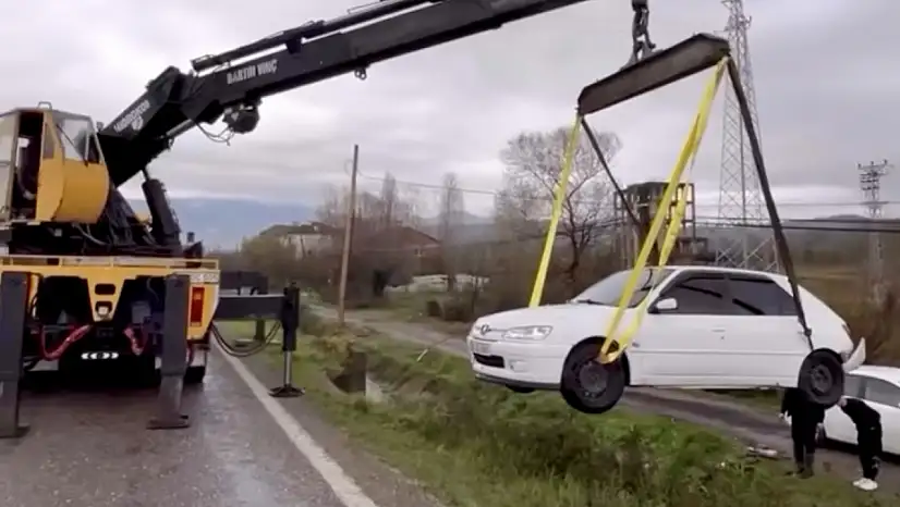 Otomobil su kanalına düştü