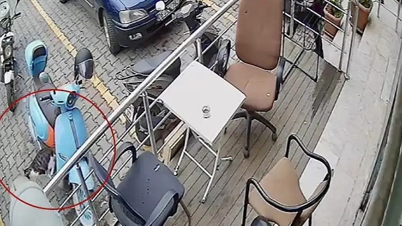 Pati darbesi motosikleti devirdi
