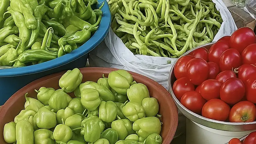 Salı pazarında tezgahların durumu