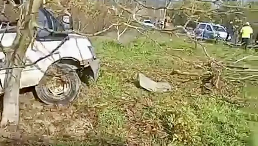 Yoldan çıktı, metrelerce sürüklendi