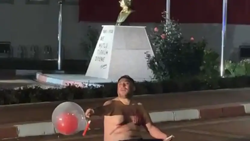 Belediye önünde yarı çıplak eylem