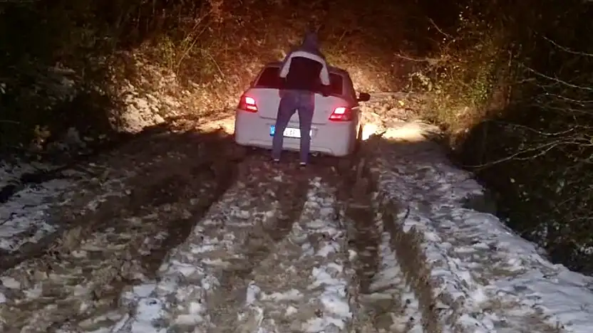 Çamura saplanan araçta mahsur kaldılar