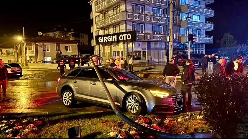 Çarptığı direk üzerine devrildi