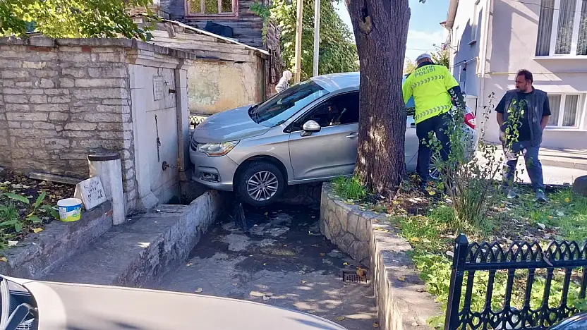 Çeşme bahçesine girdi