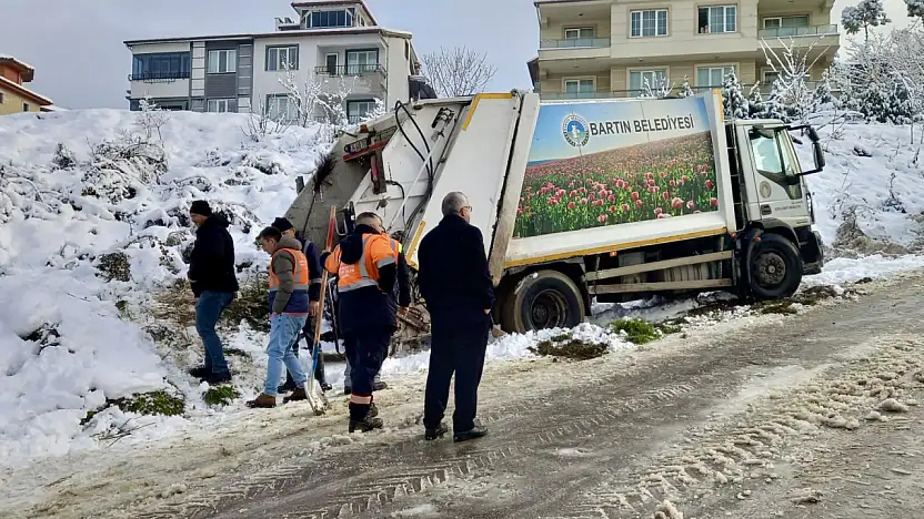Çöp kamyonunun arkasında sıkıştı