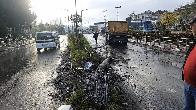 Damperli kamyon kontrolden çıktı