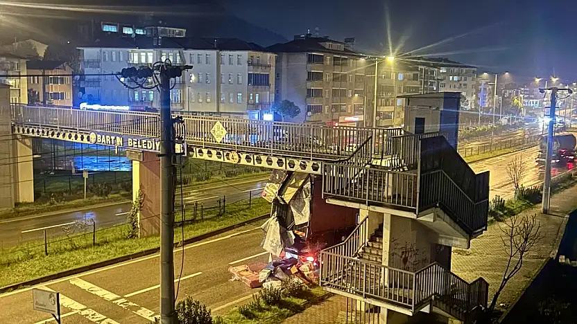 Eşyalar üst geçide takıldı